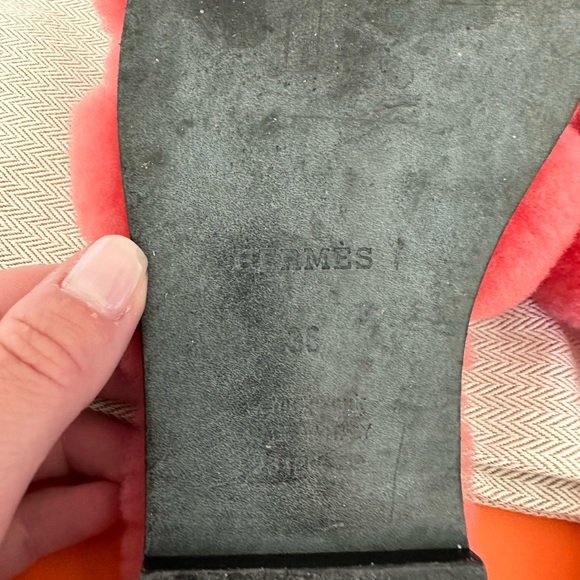 HERMES PINK FUR ORAN SANDALS. 2023 collection. Sold out in pink. Size 36 - Picture 3 of 7